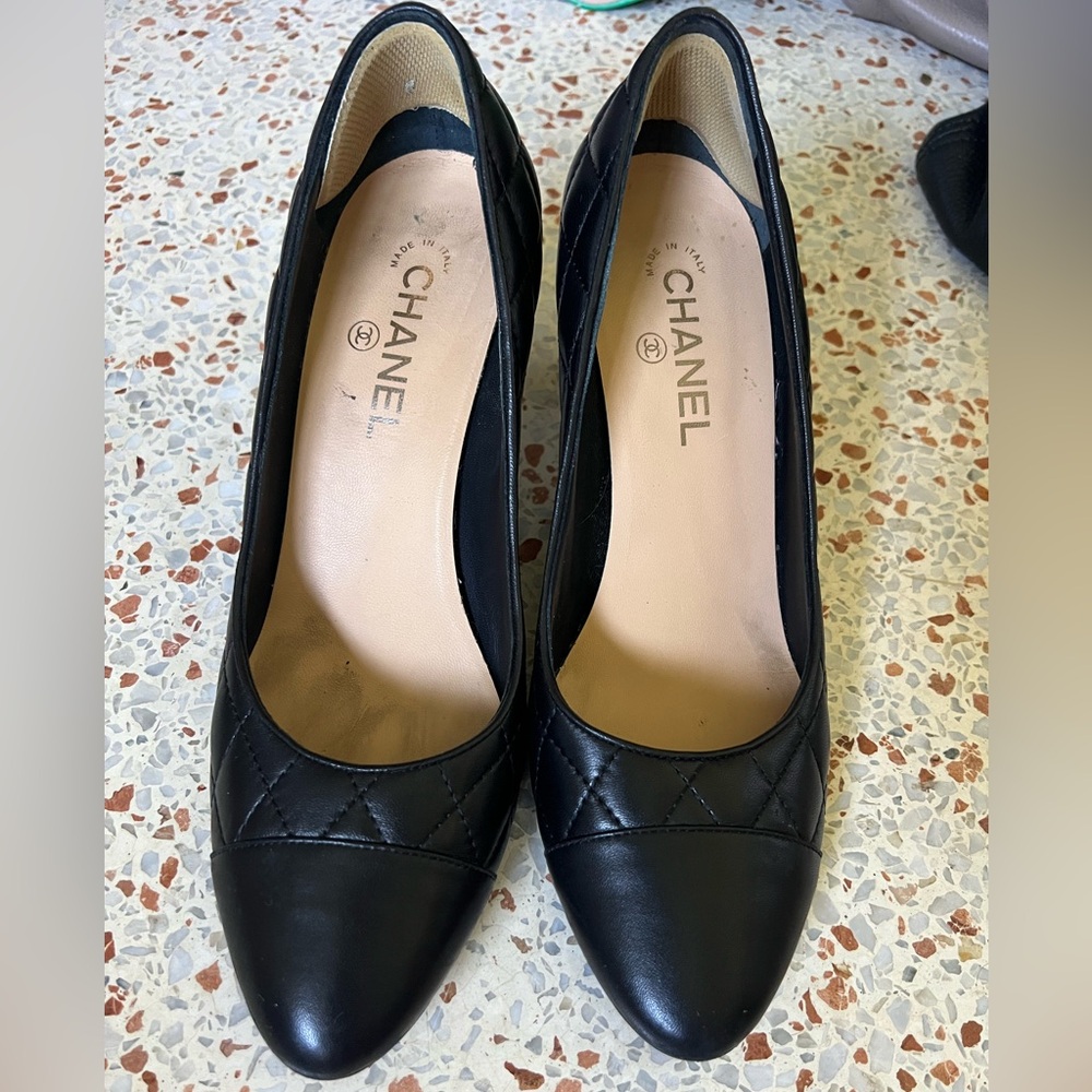 Worn Chanel quilted pumps interlocking logo. Black leather.